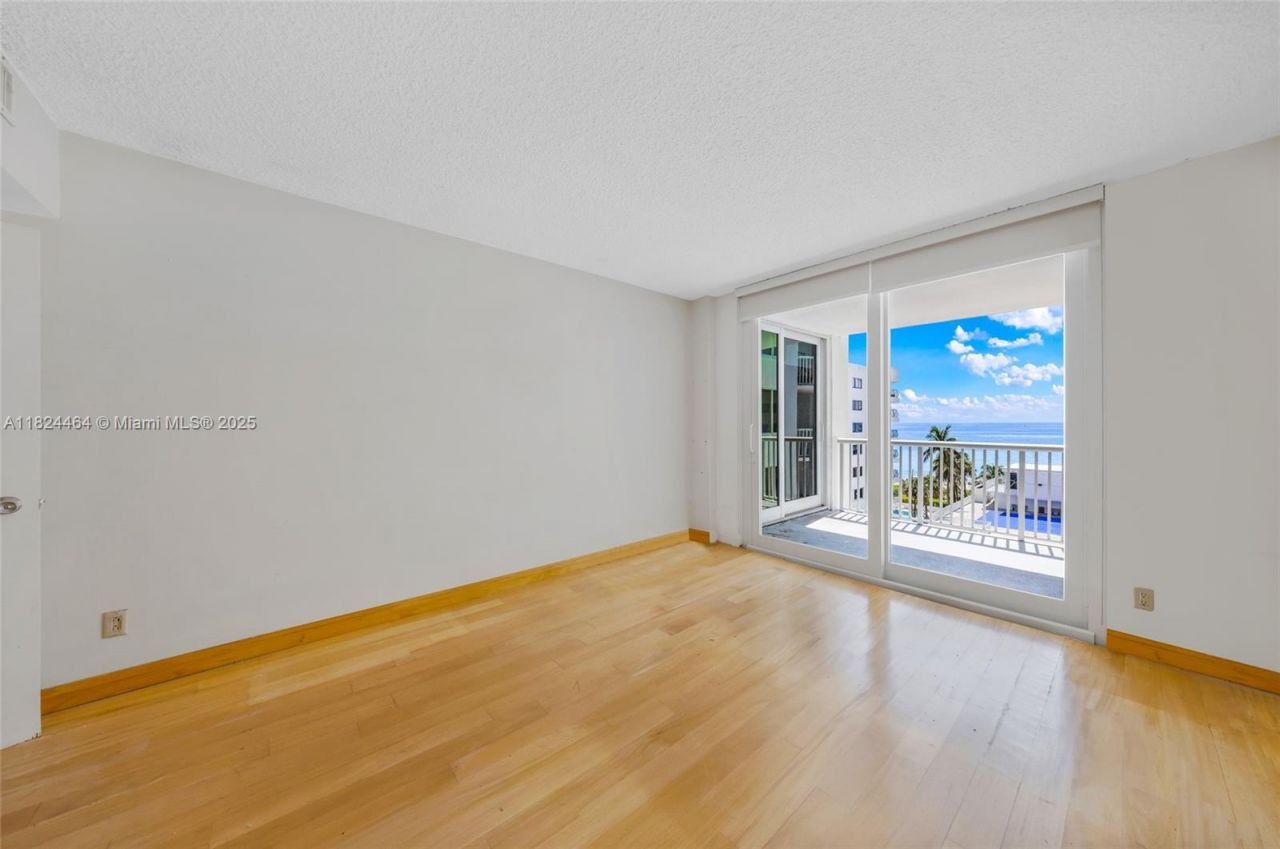5401 Collins Ave, Unit 419, Miami Beach, FL 33140 Photo