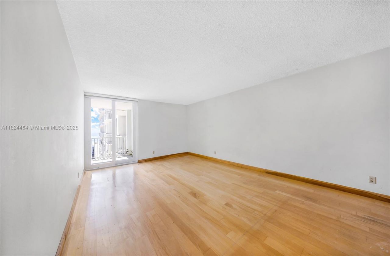 5401 Collins Ave, Unit 419, Miami Beach, FL 33140 Photo