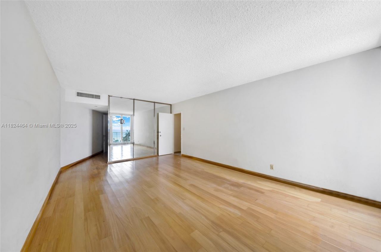 5401 Collins Ave, Unit 419, Miami Beach, FL 33140 Photo