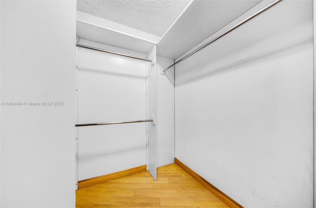 5401 Collins Ave, Unit 419, Miami Beach, FL 33140 Photo