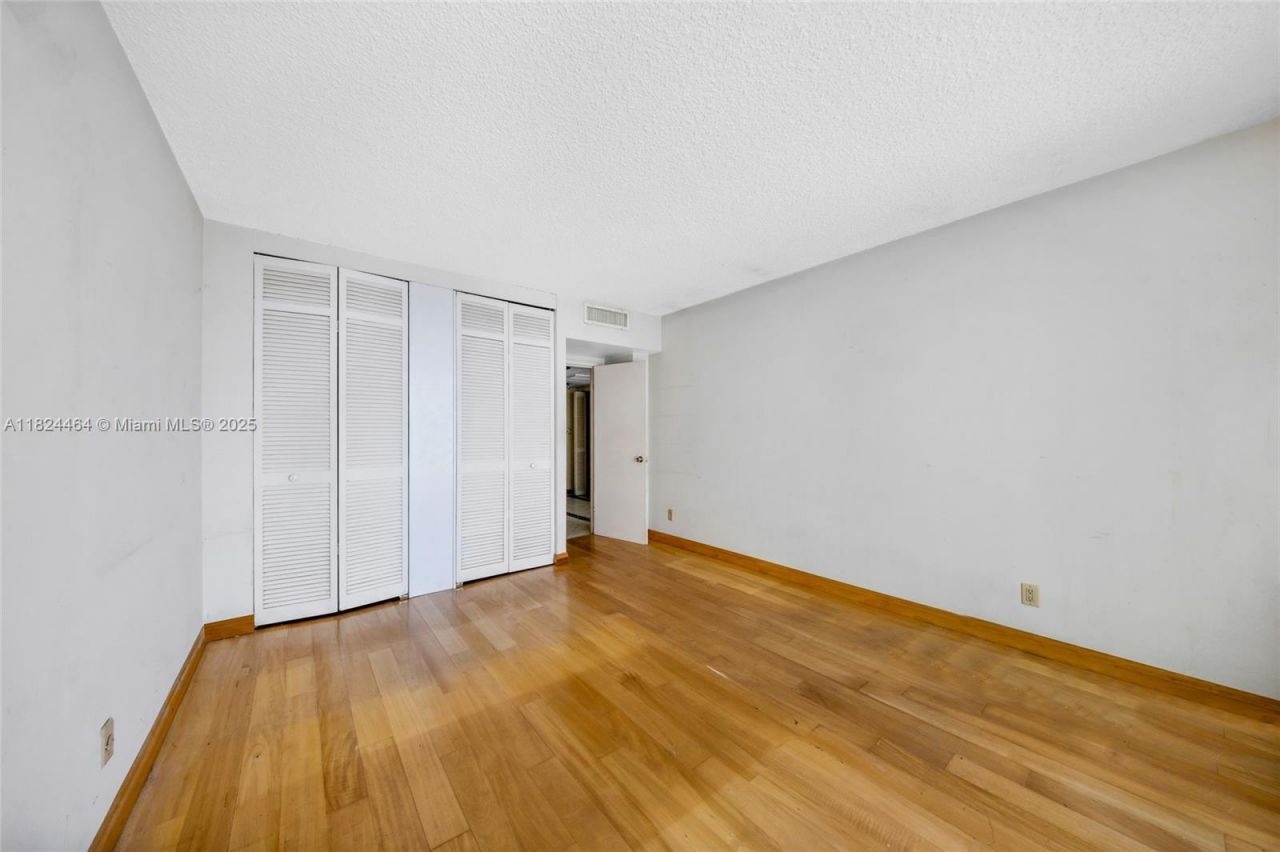 5401 Collins Ave, Unit 419, Miami Beach, FL 33140 Photo