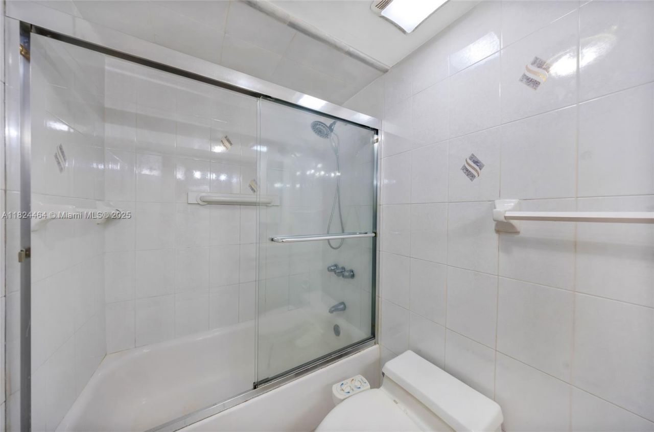 5401 Collins Ave, Unit 419, Miami Beach, FL 33140 Photo