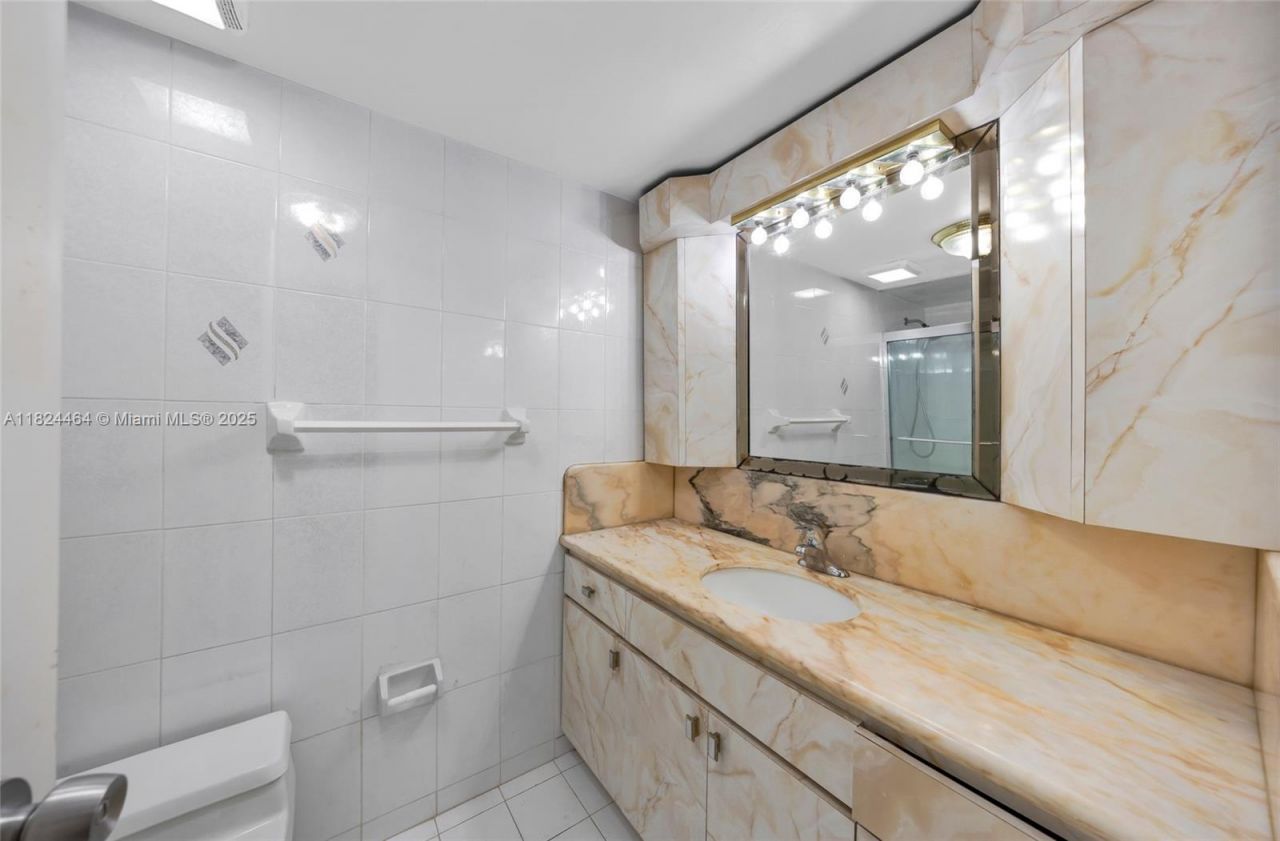 5401 Collins Ave, Unit 419, Miami Beach, FL 33140 Photo
