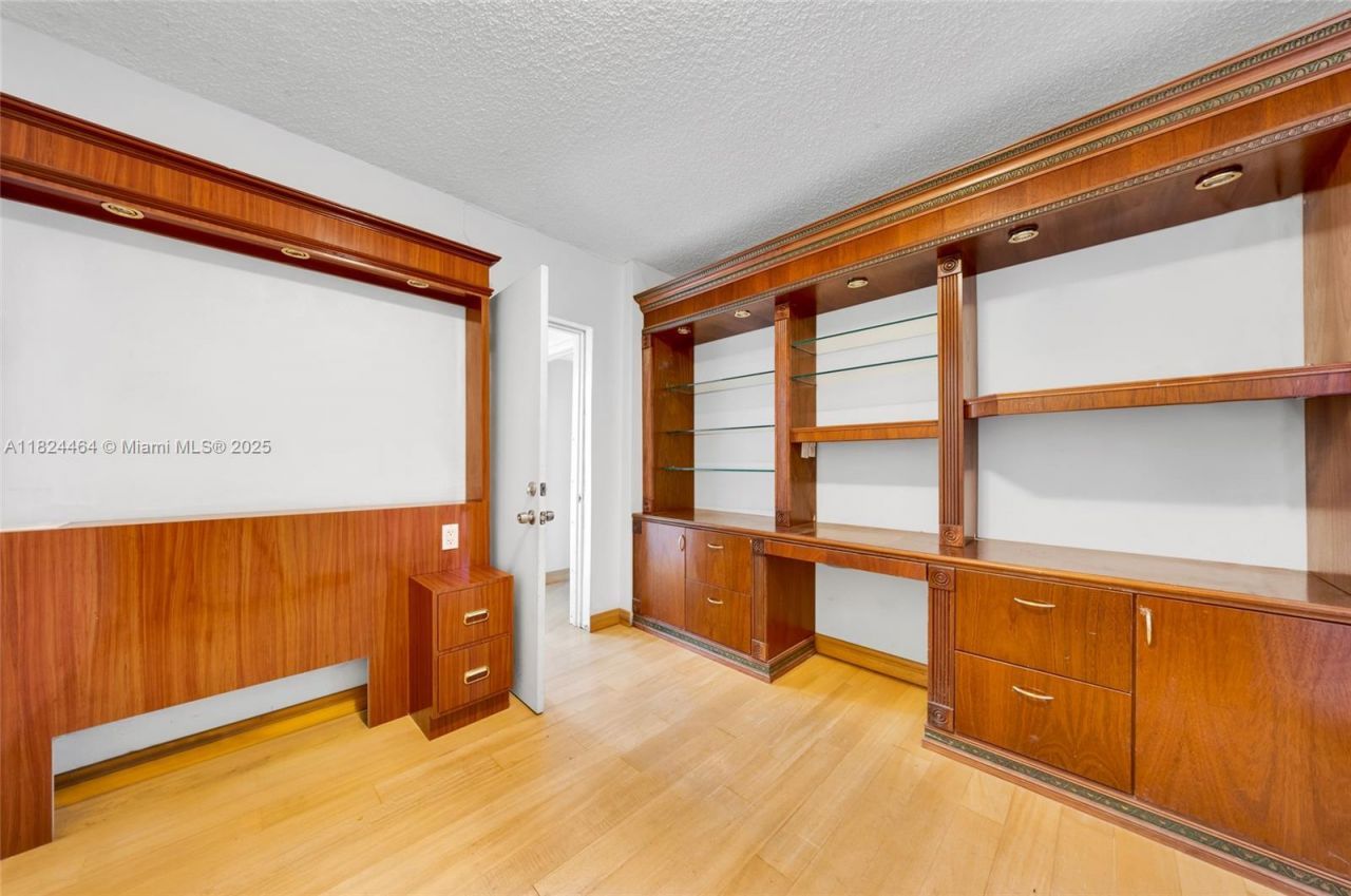 5401 Collins Ave, Unit 419, Miami Beach, FL 33140 Photo