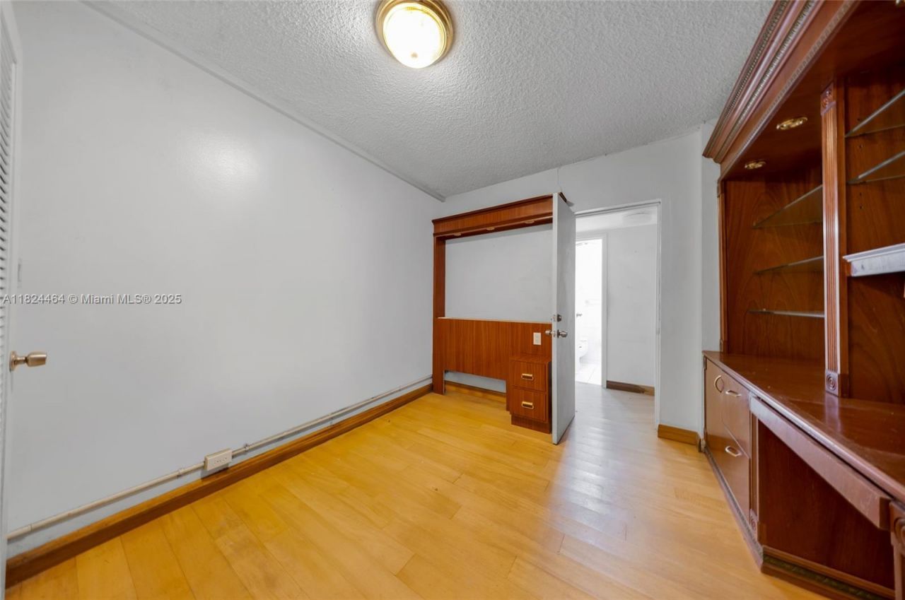 5401 Collins Ave, Unit 419, Miami Beach, FL 33140 Photo