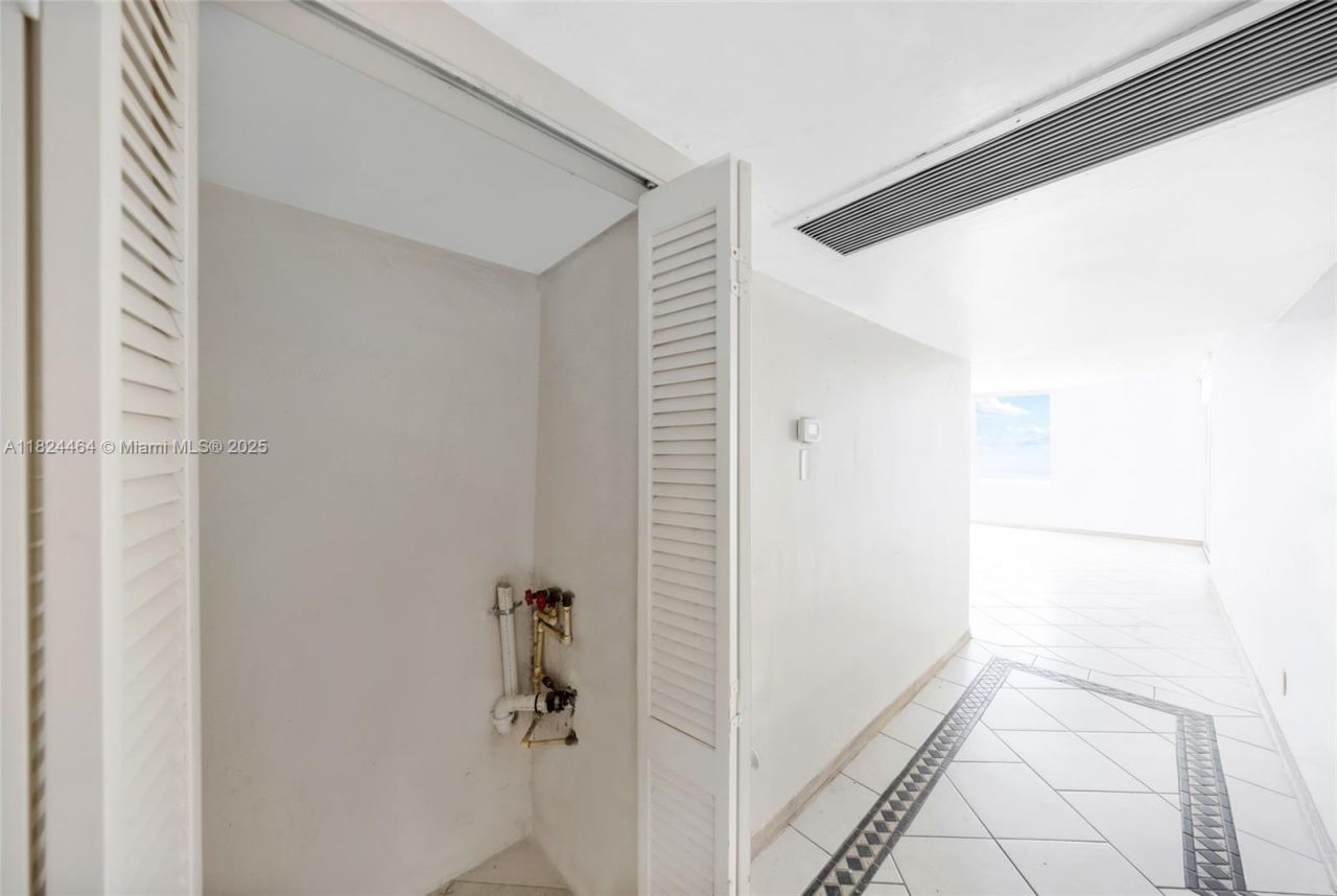5401 Collins Ave, Unit 419, Miami Beach, FL 33140 Photo