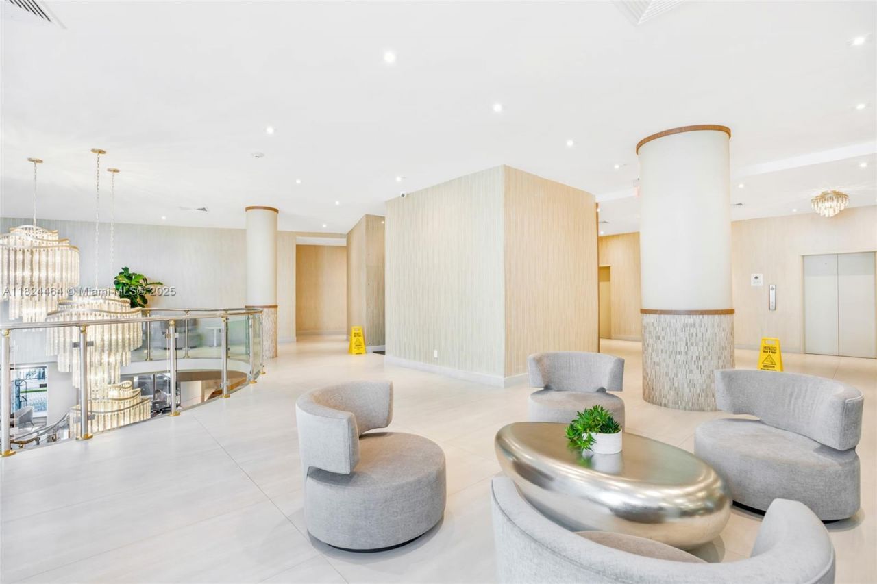 5401 Collins Ave, Unit 419, Miami Beach, FL 33140 Photo