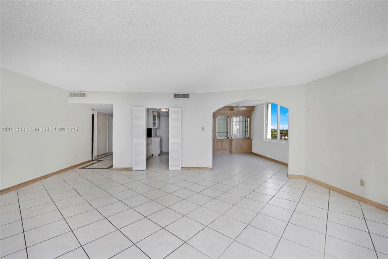 5401 Collins Ave, Unit 419, Miami Beach, FL 33140 Photo