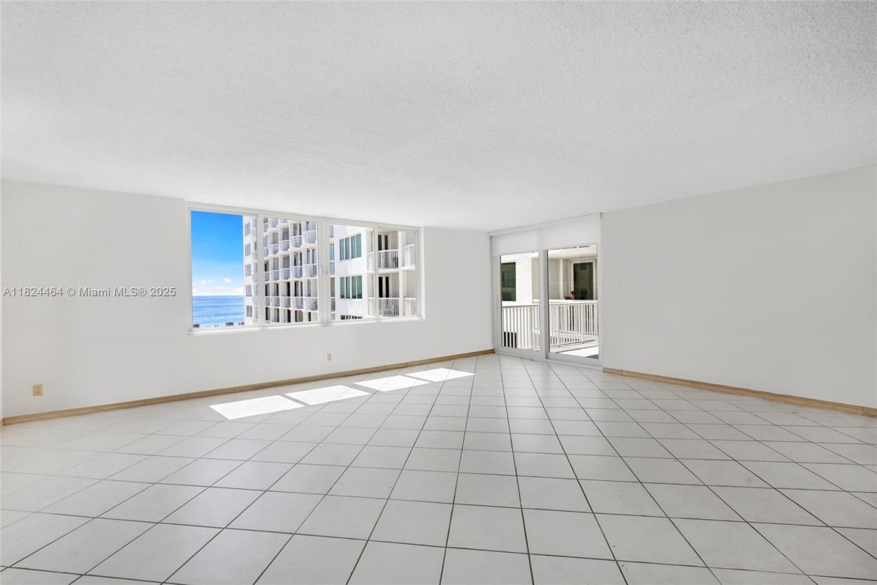 5401 Collins Ave, Unit 419, Miami Beach, FL 33140 Photo