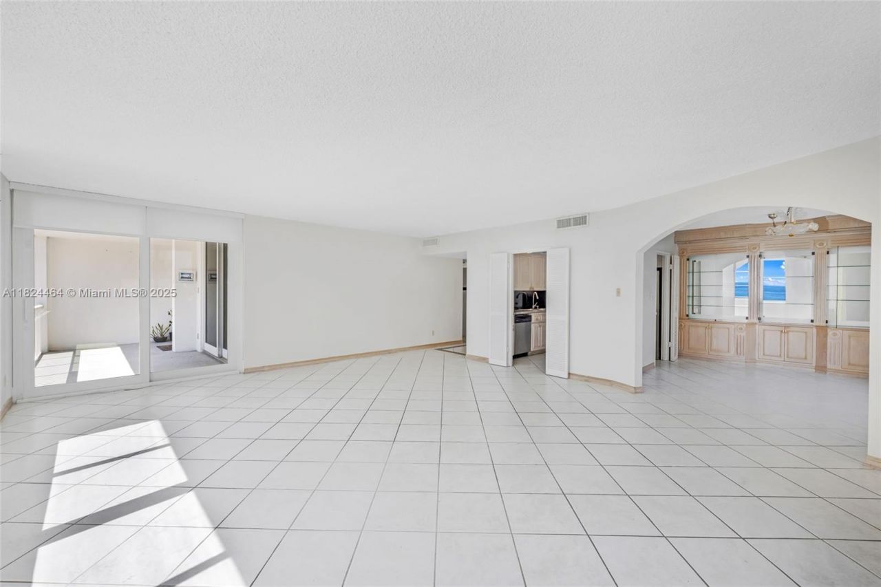 5401 Collins Ave, Unit 419, Miami Beach, FL 33140 Photo