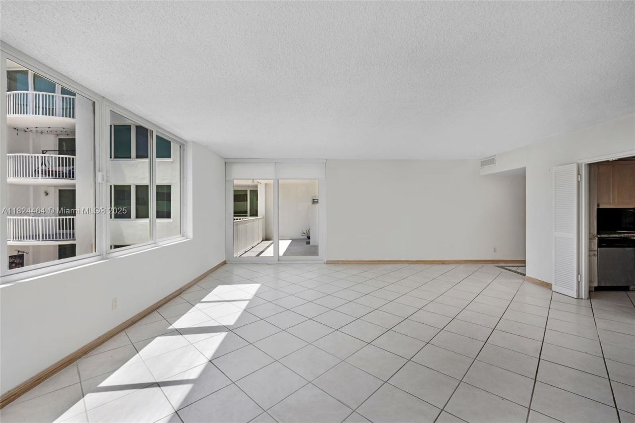 5401 Collins Ave, Unit 419, Miami Beach, FL 33140 Photo