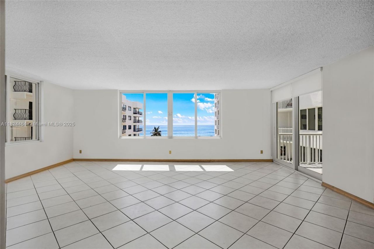 5401 Collins Ave, Unit 419, Miami Beach, FL 33140 Photo