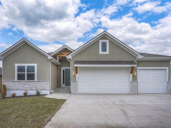 22609 Cole Court, Peculiar, MO 64078