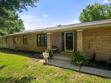 1255 Walnut Hill Farm Drive, Chesterfield, MO 63005