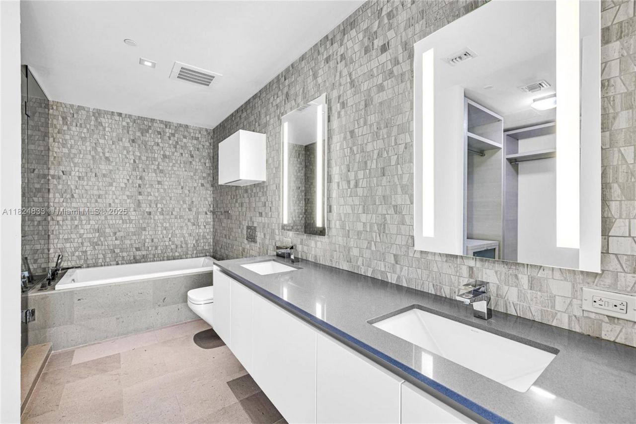 88 SW 7th St, Unit 1006, Miami, FL 33130 Photo
