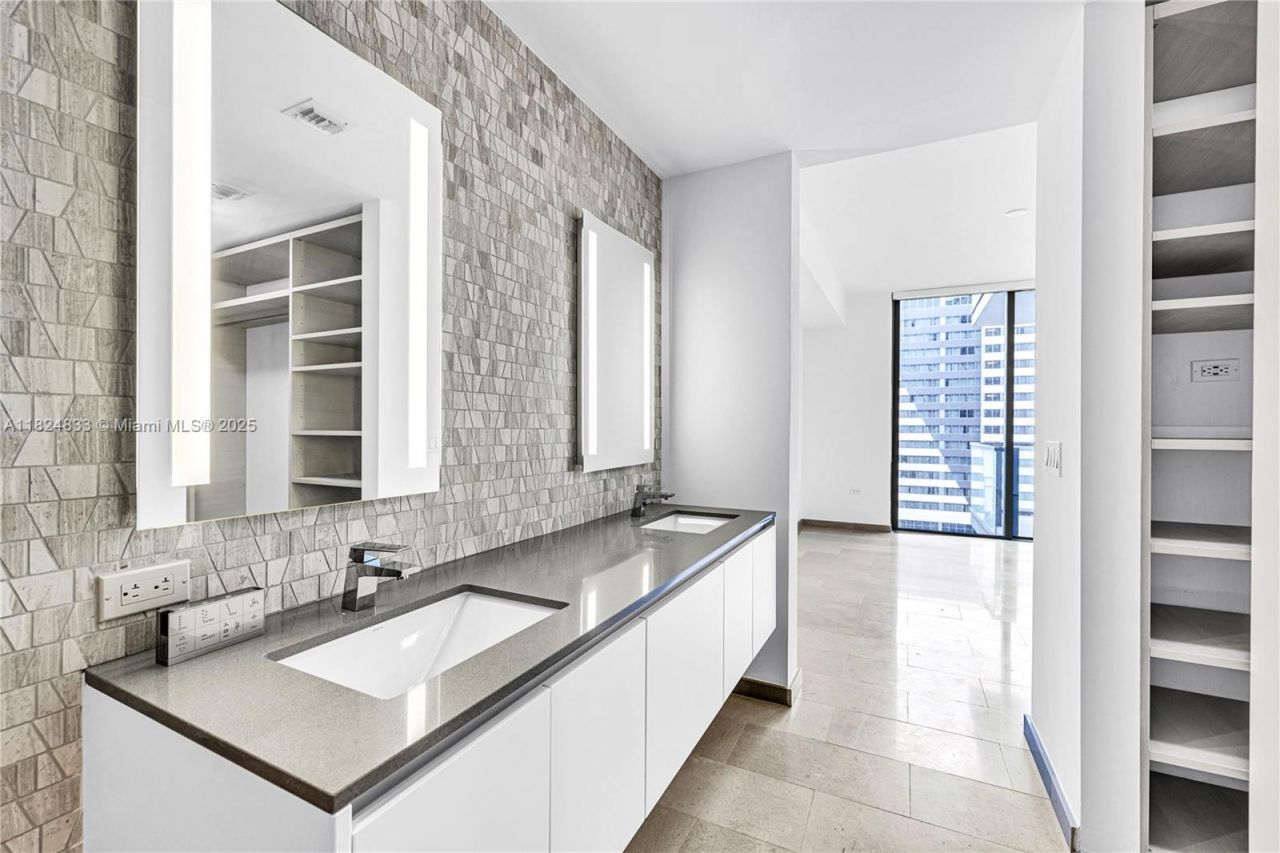 88 SW 7th St, Unit 1006, Miami, FL 33130 Photo