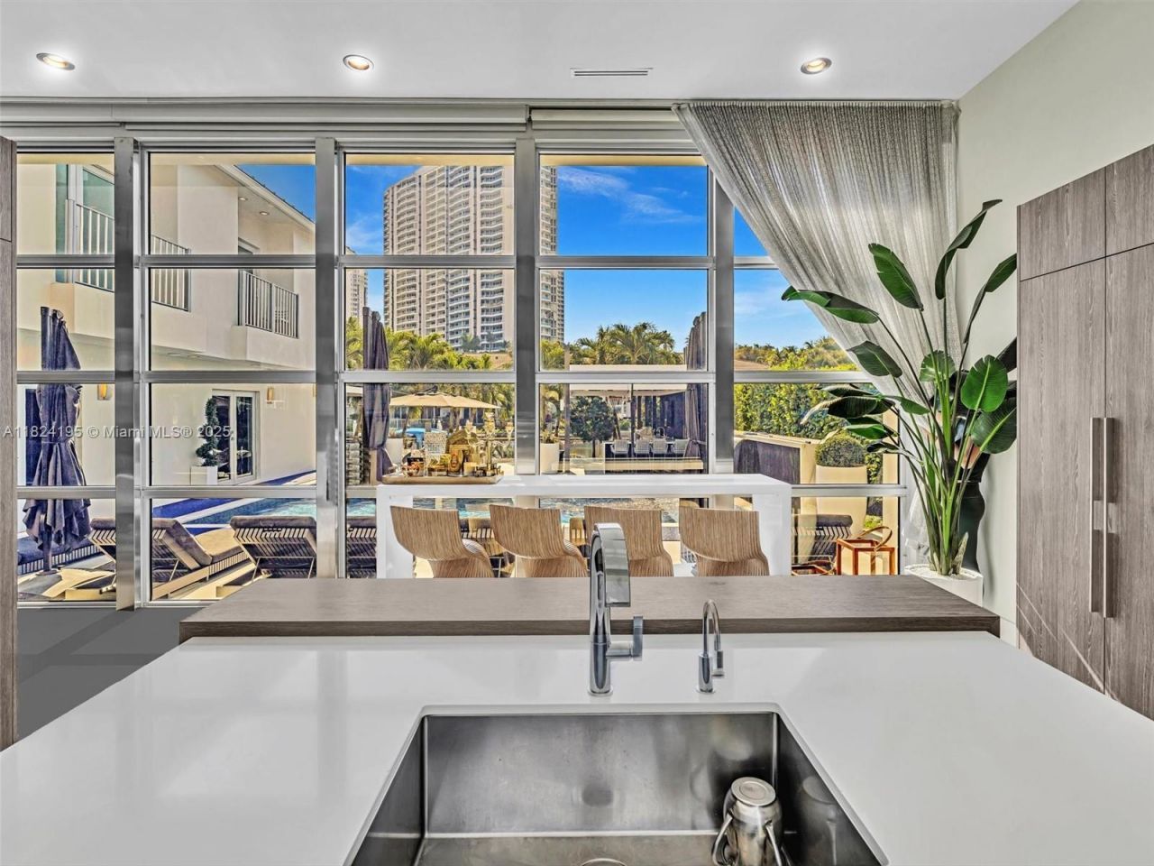 307 Holiday Dr, Hallandale Beach, FL 33009 Photo