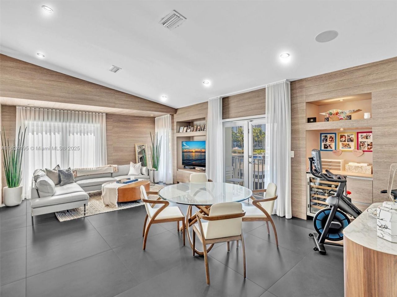 307 Holiday Dr, Hallandale Beach, FL 33009 Photo