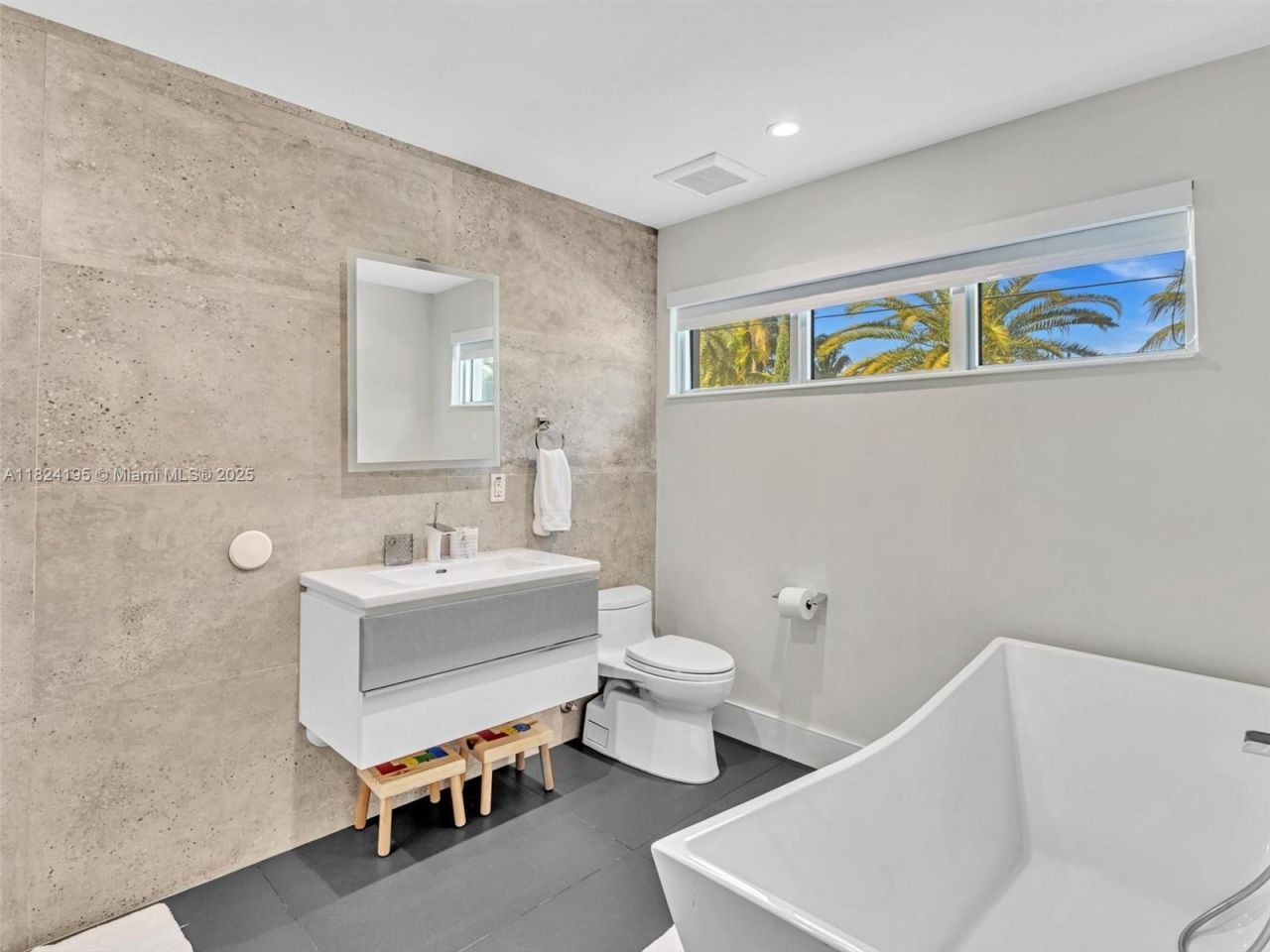 307 Holiday Dr, Hallandale Beach, FL 33009 Photo