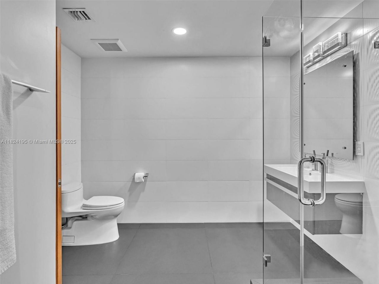 307 Holiday Dr, Hallandale Beach, FL 33009 Photo