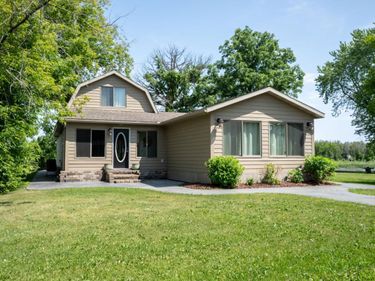 403 Riverview Drive SE, Warroad, MN 56763