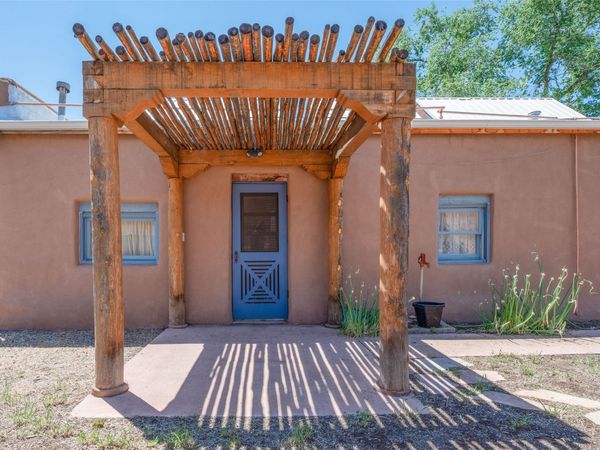 442 Los Pinos Road, Santa Fe, NM 87507
