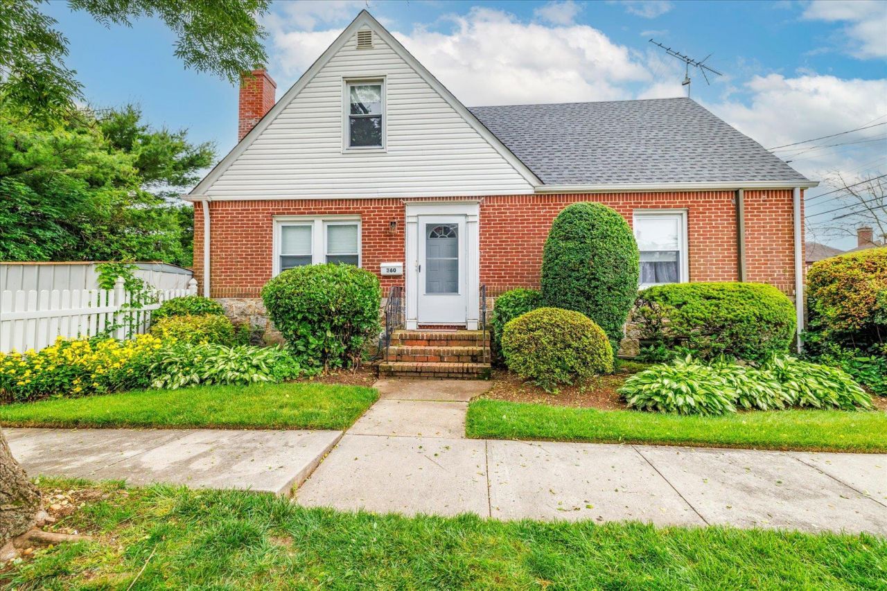 360 Foch Boulevard, Mineola, NY 11501 Main Photo