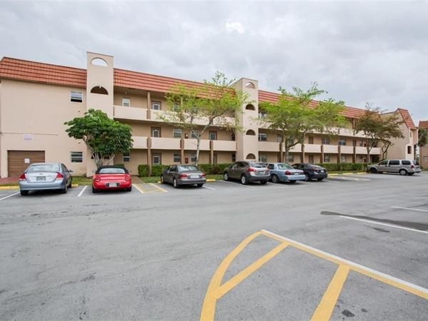 8060 N Sunrise Lakes Dr, Unit 111, Fort Lauderdale, FL 33322