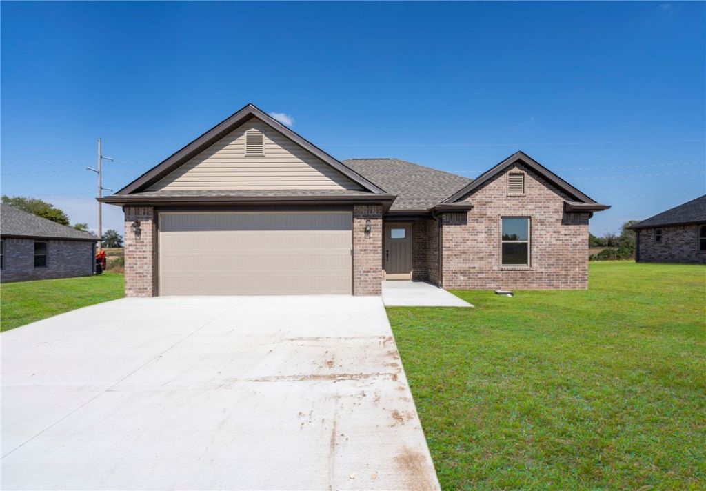 1121 Center Court Circle Grove, OK 74344