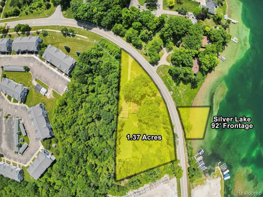 3382 W Silver Lake Road, Fenton, MI 48430 Main Photo