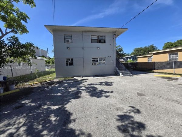 925 NW 69th St, Miami, FL 33150