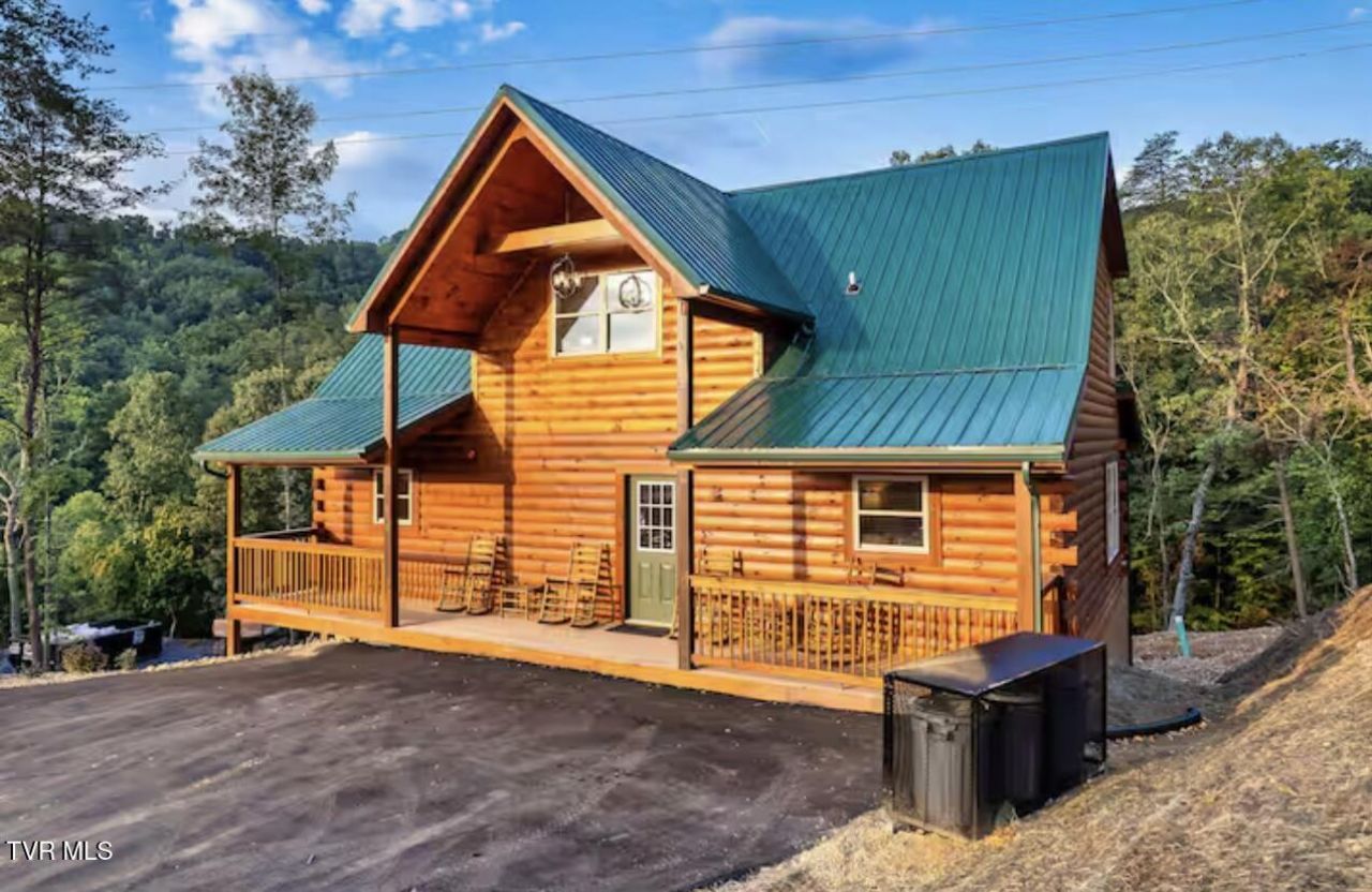 848 String Run Way Pigeon Forge, TN 37863