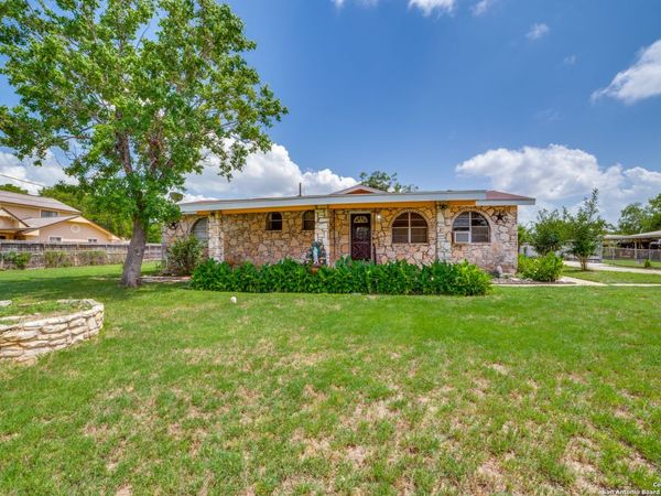 606 W BAETZ BLVD, San Antonio, TX 78221