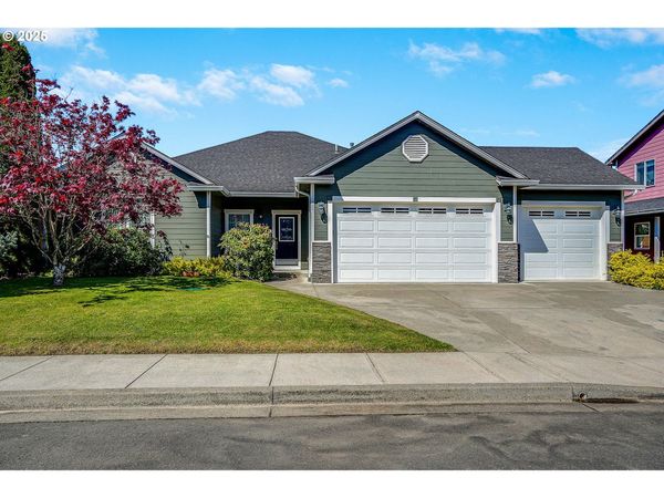 1231 SW 3RD AVE, Mill City, OR 97360