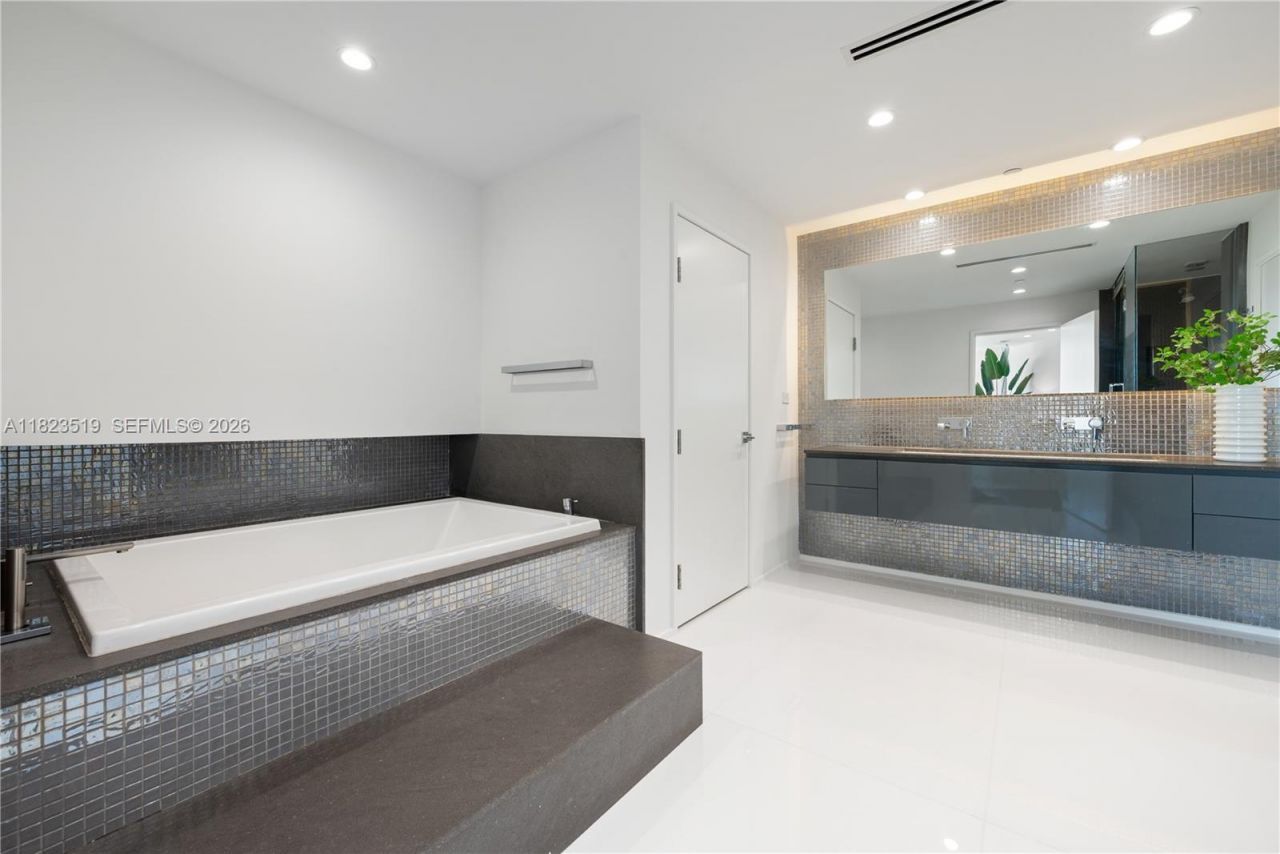 300 S Pointe Dr, Unit 3405, Miami Beach, FL 33139 Photo