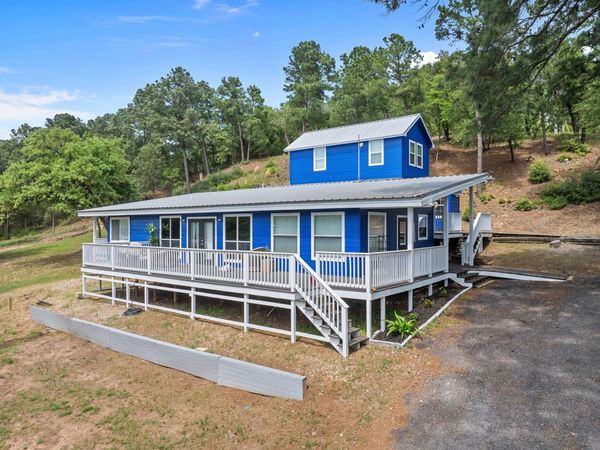 129 Valley SPUR, Smithville, TX 78957
