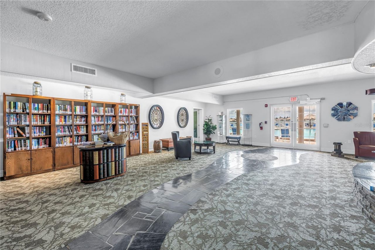 4900 Brittany Drive S, Unit 611, Saint Petersburg, FL 33715 Photo