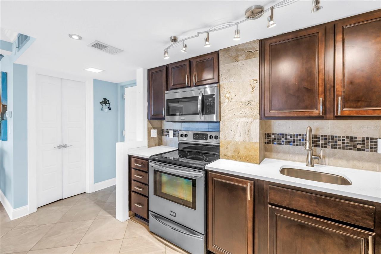 4900 Brittany Drive S, Unit 611, Saint Petersburg, FL 33715 Photo