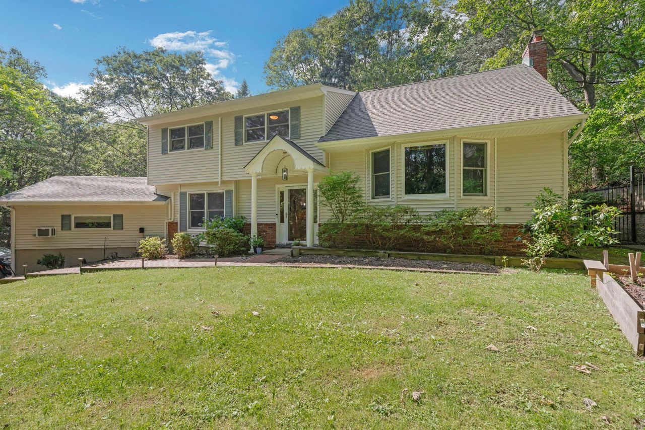 23 Whistler Hill Lane, Elwood, NY 11743 Main Photo