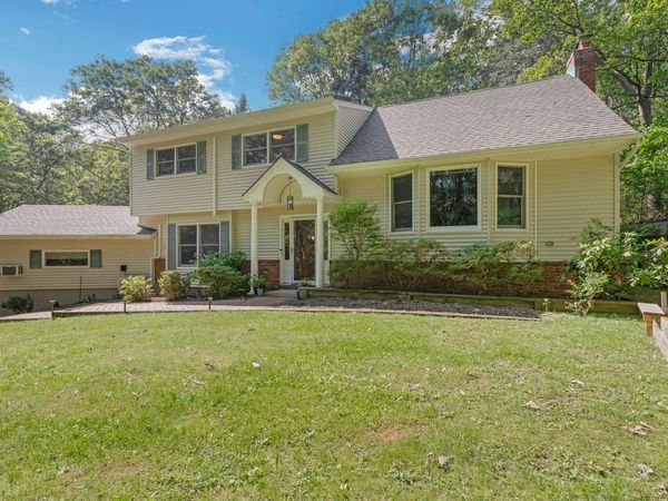 23 Whistler Hill Lane, Elwood, NY 11743