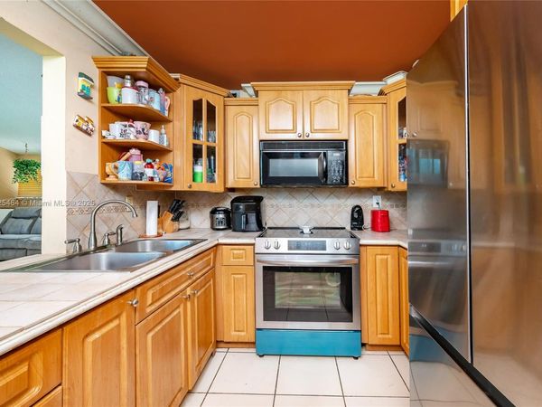 10010 NW 9th St Cir, Unit 203, Miami, FL 33172