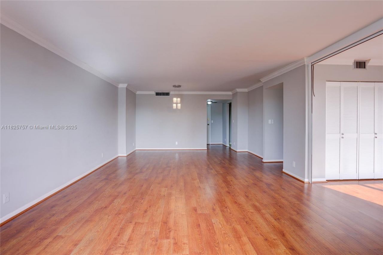 2500 Parkview Dr, Unit 405, Hallandale Beach, FL 33009 Photo