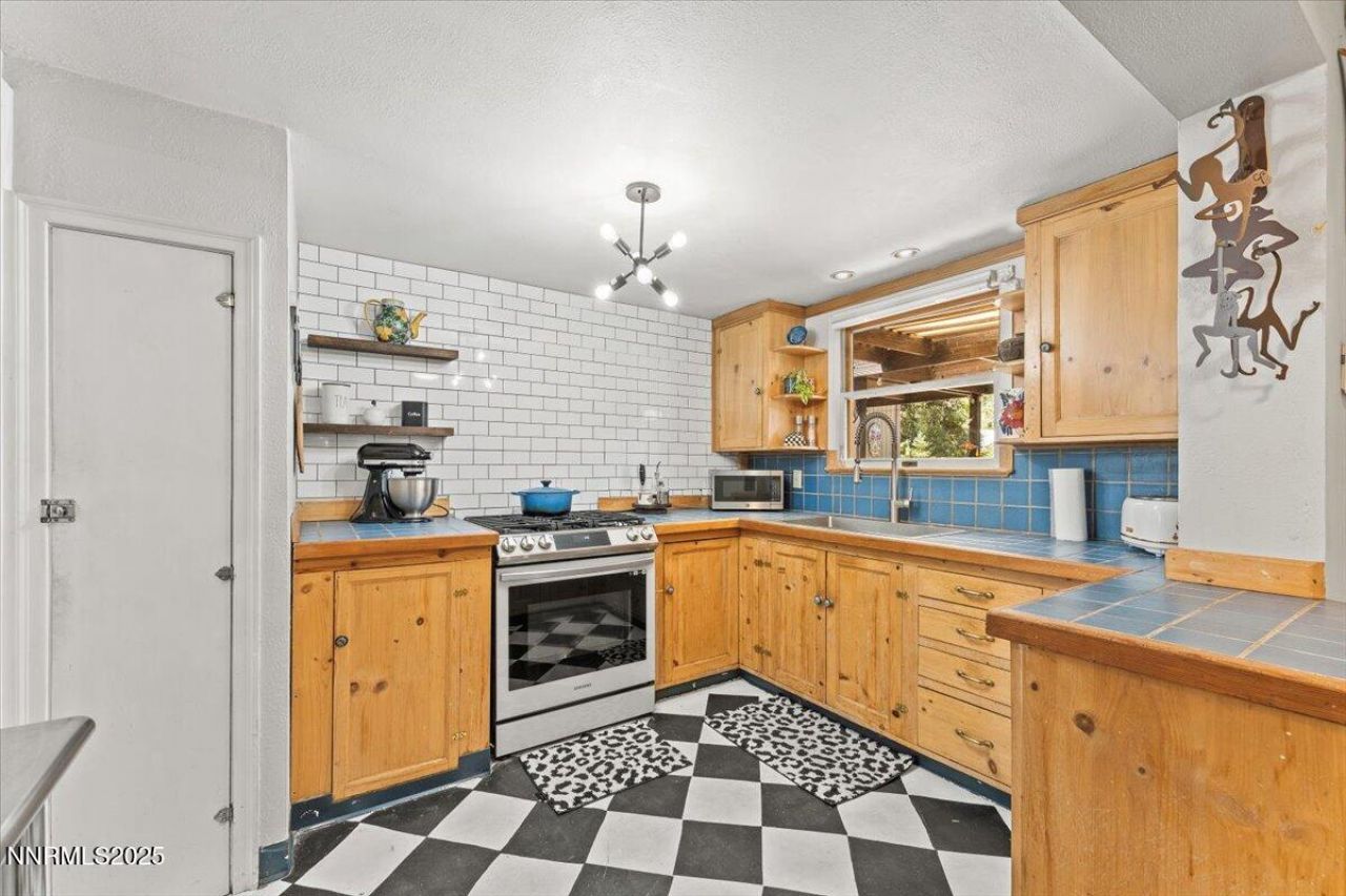 661 Thoma Street, Reno, NV 89502 Photo