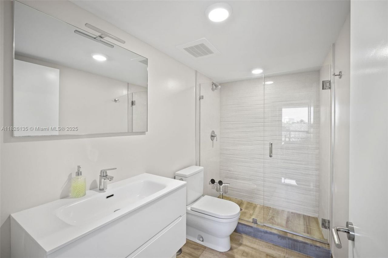 9261 E Bay Harbor Dr, Unit 404, Bay Harbor Islands, FL 33154 Photo