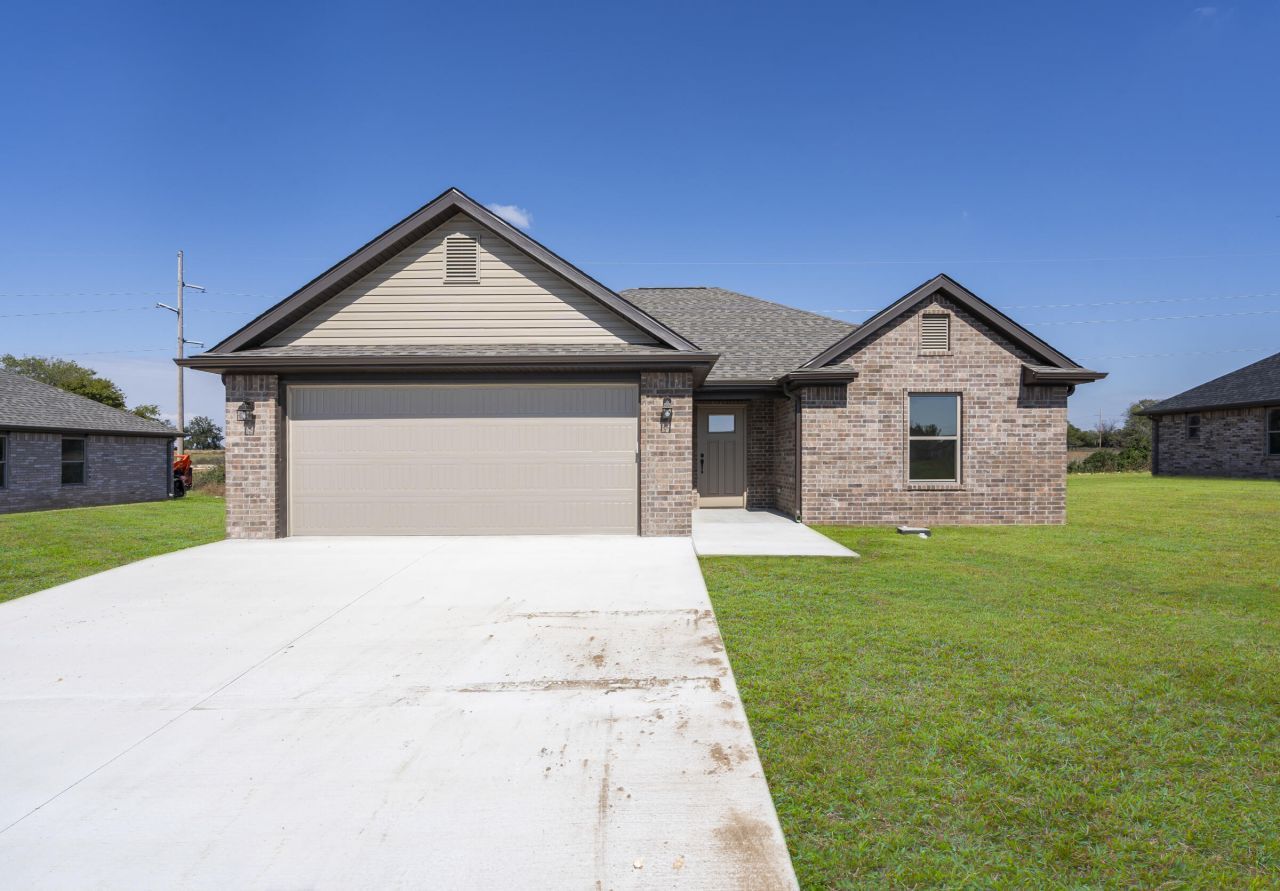 1121 Center Court Circle Grove, OK 74344