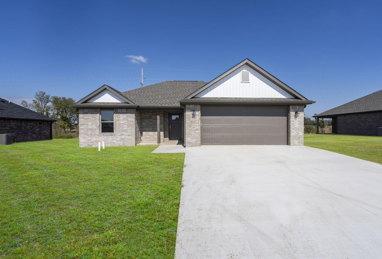 1119 Center Court Circle Grove, OK 74344