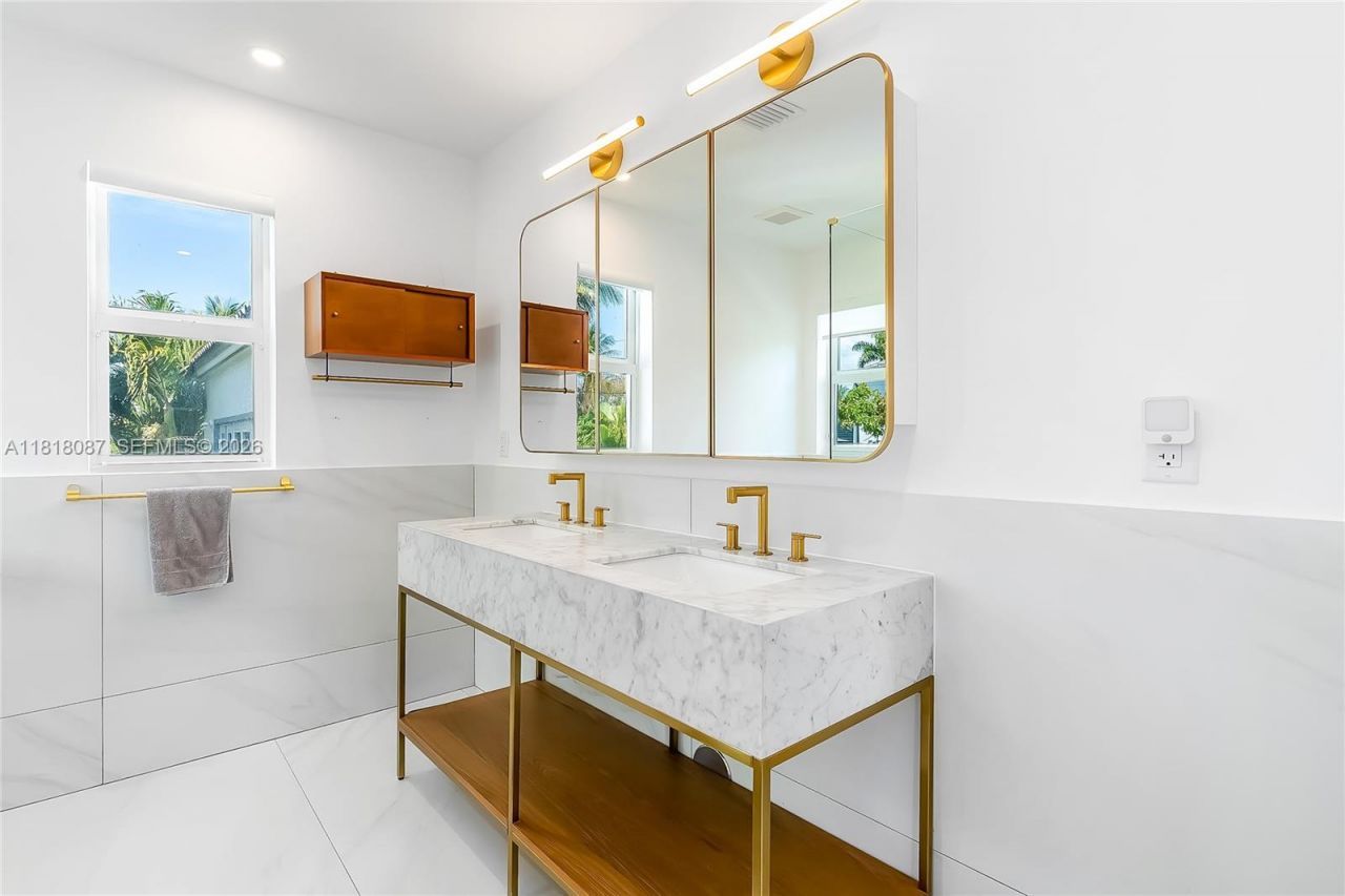 719 W 51st St, Miami Beach, FL 33140 Photo