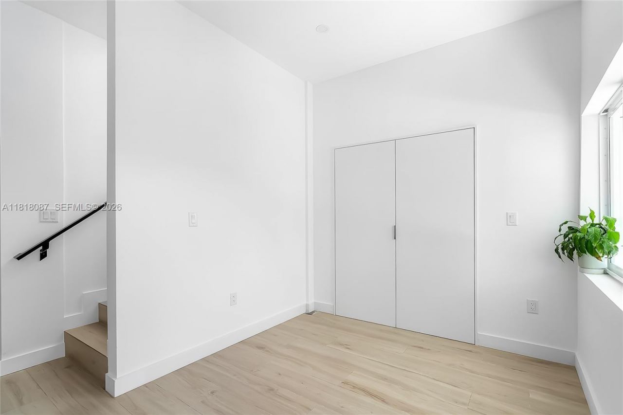 719 W 51st St, Miami Beach, FL 33140 Photo