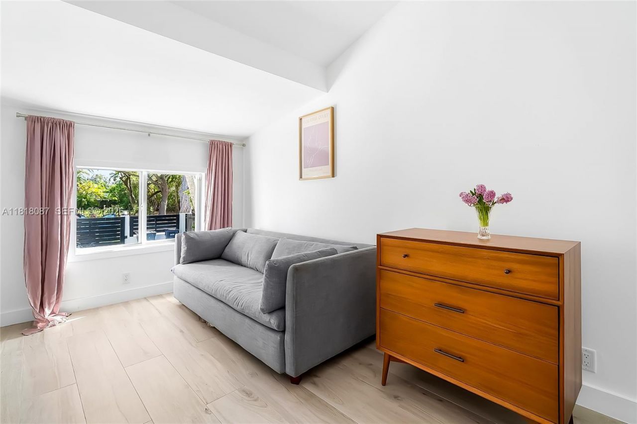 719 W 51st St, Miami Beach, FL 33140 Photo