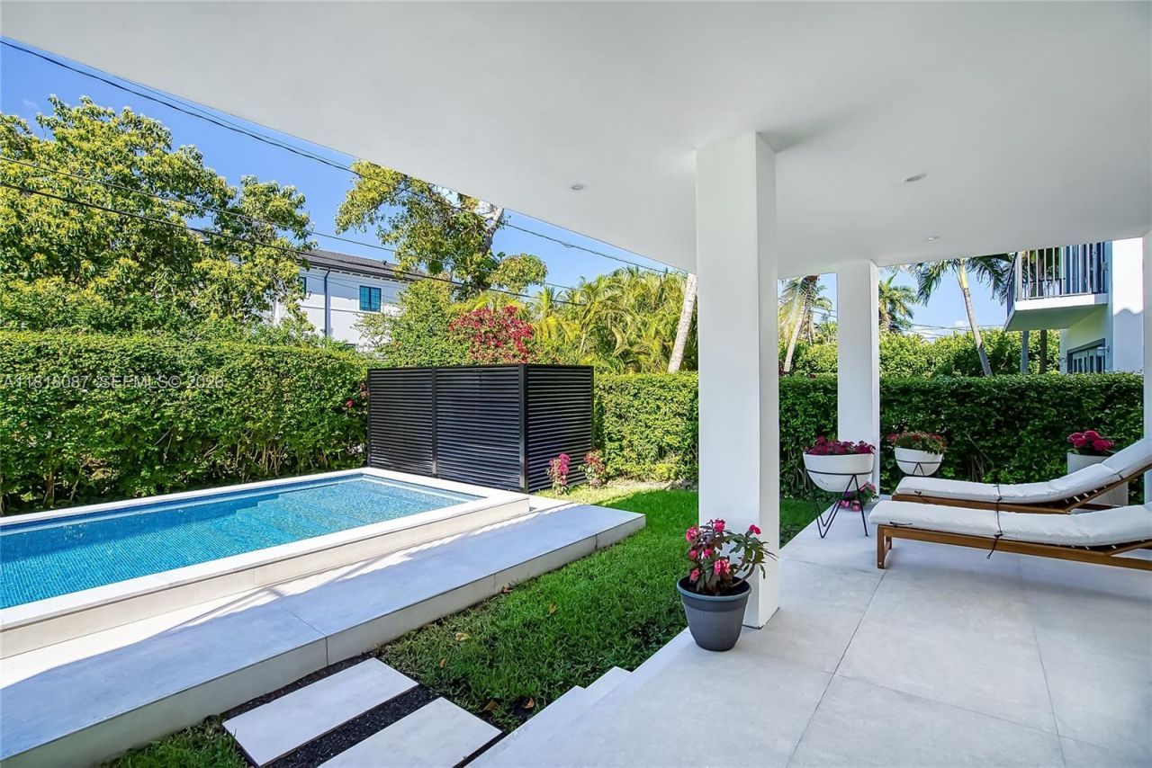 719 W 51st St, Miami Beach, FL 33140 Photo